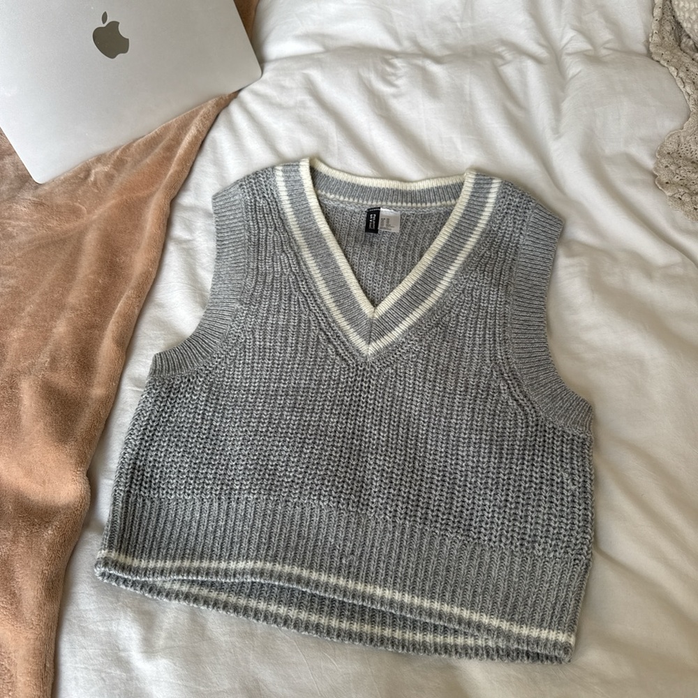 Source Unknown Gray V-Neck Knit Sweater Vest with Cream Trim